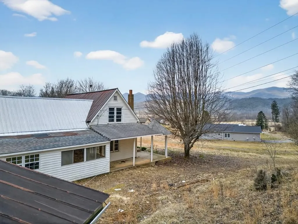 1917 Fairview Road Andrews NC 28901