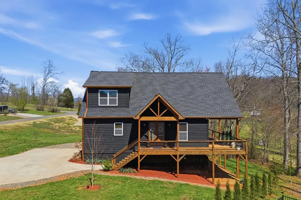 784 Sneaking Creek Hayesville NC 28904