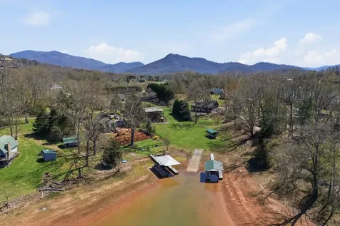 784 Sneaking Creek Hayesville NC 28904