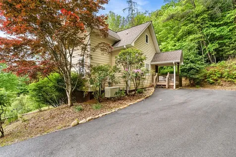 105 Sharons Hayesville NC 28904