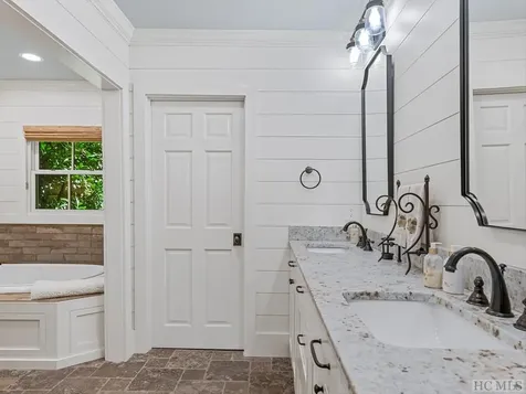 96 Windward Point Lake Toxaway NC 28747