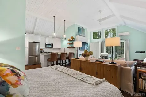 260-1913 River Run Road Sapphire NC 28774