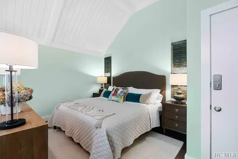 260-1913 River Run Road Sapphire NC 28774