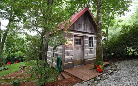 90 Laurel Heights Highlands NC 28741