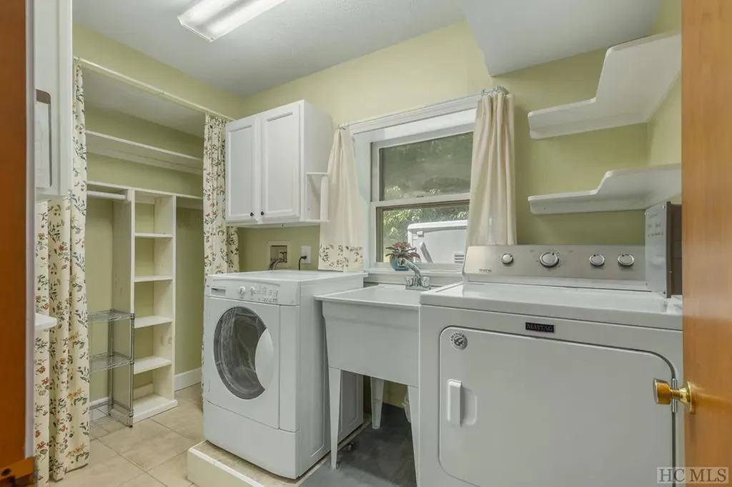 214 Hive Road Glenville NC 28736