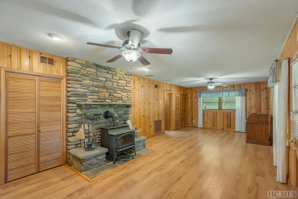 214 Hive Road Glenville NC 28736