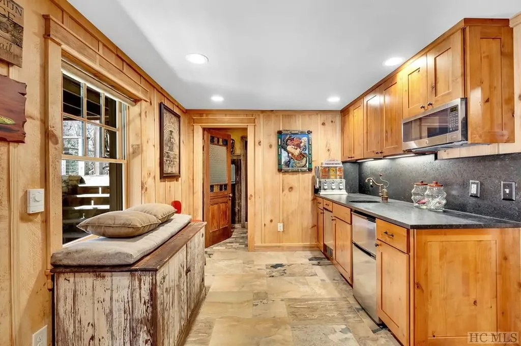 404 Myrtle Speed Highlands NC 28741
