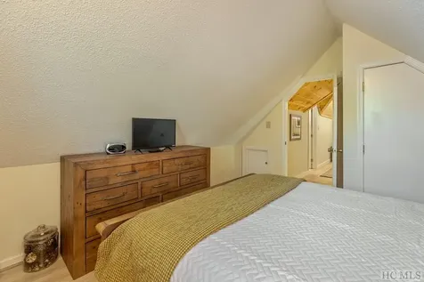 43 Kiwi Lane Sapphire NC 28774