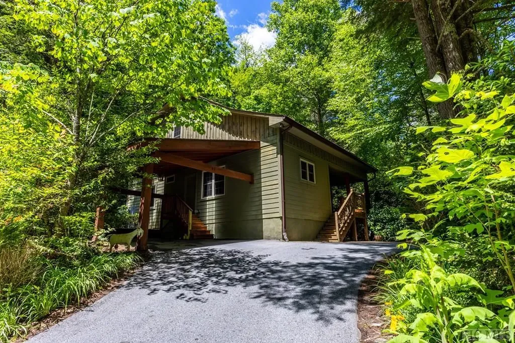 41 West Lance Road Cashiers NC 28717