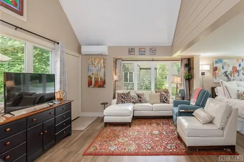 260-1916 River Run Road Sapphire NC 28774