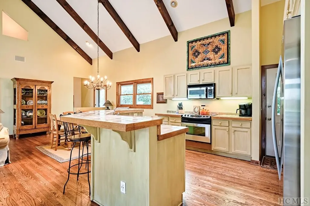 174 W View Way Highlands NC 28741