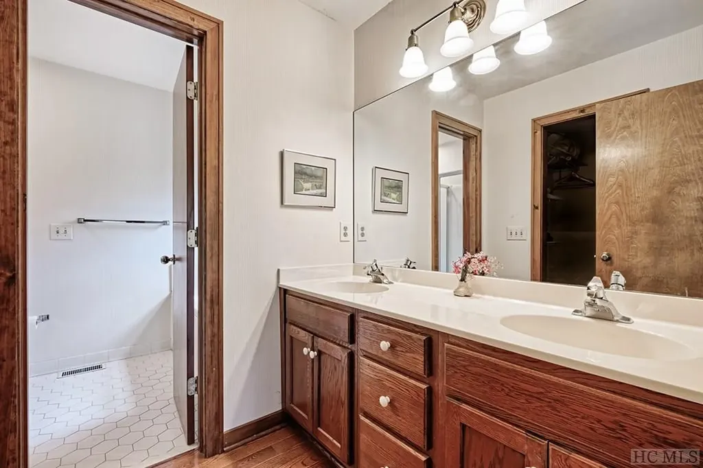 174 W View Way Highlands NC 28741