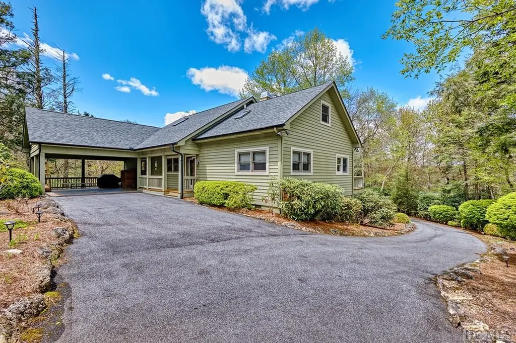 174 W View Way Highlands NC 28741