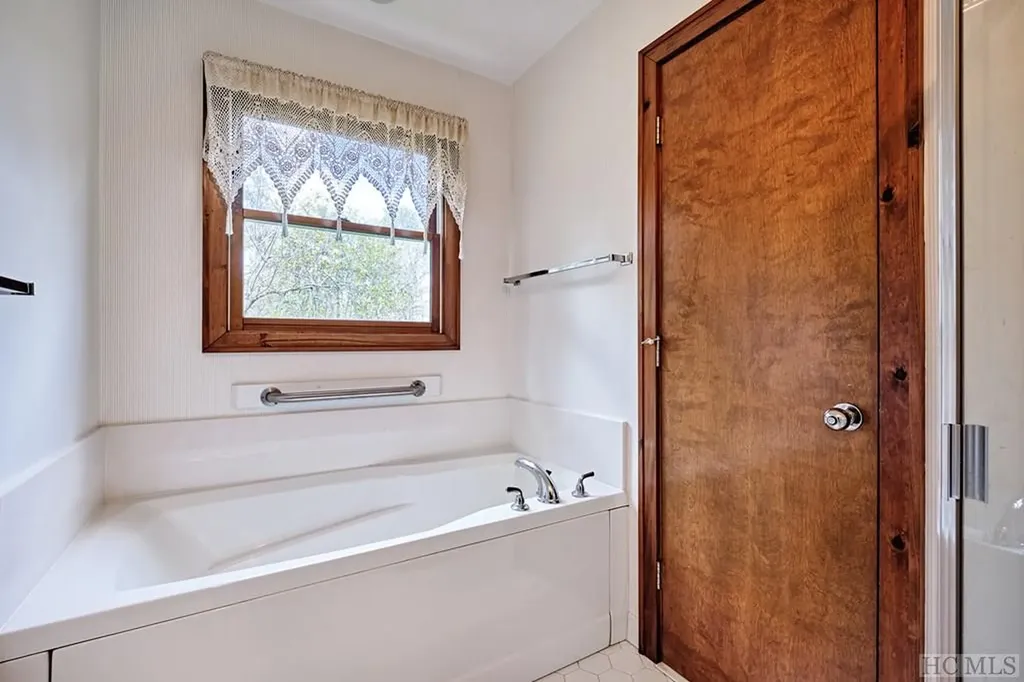 174 W View Way Highlands NC 28741