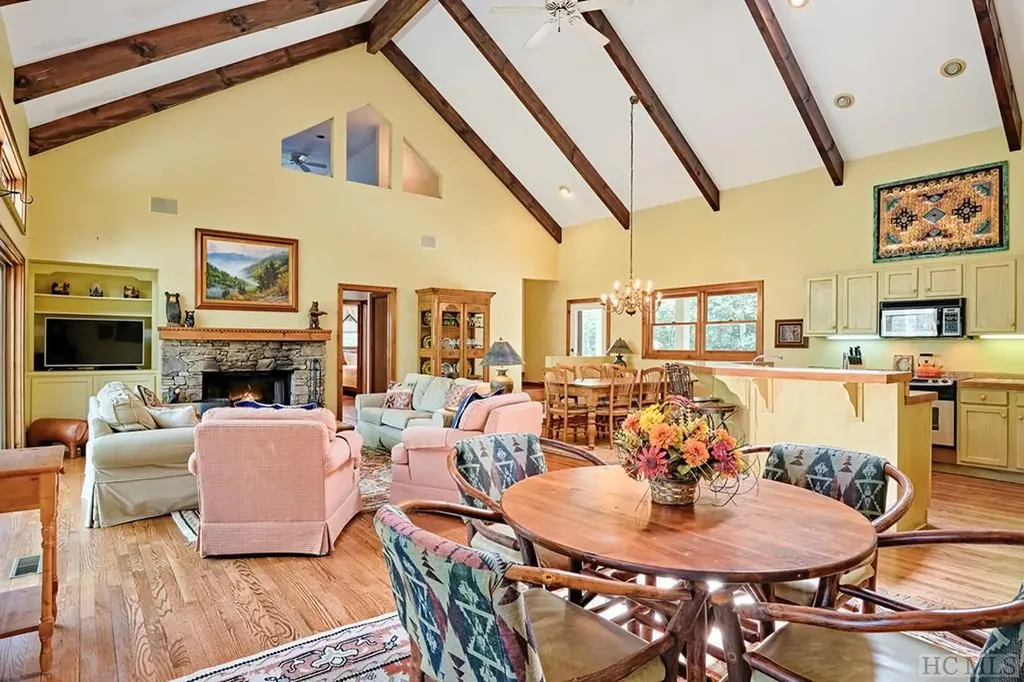 174 W View Way Highlands NC 28741