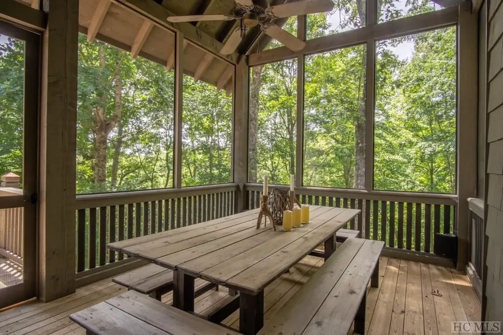 8 Yarrow Lane Glenville NC 28736