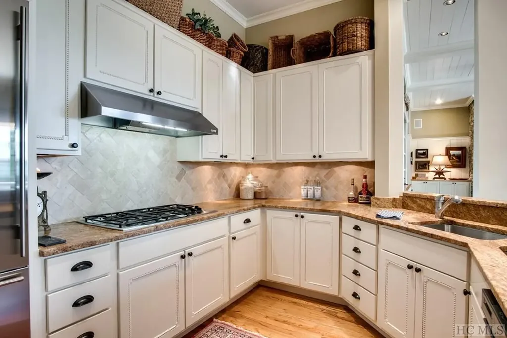 8 Yarrow Lane Glenville NC 28736