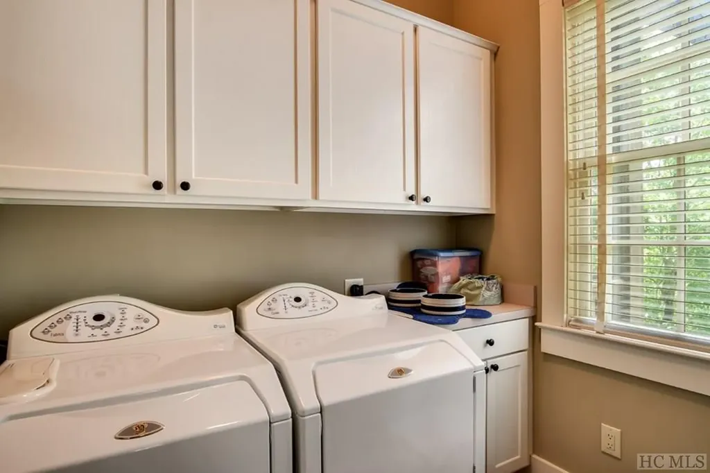 8 Yarrow Lane Glenville NC 28736