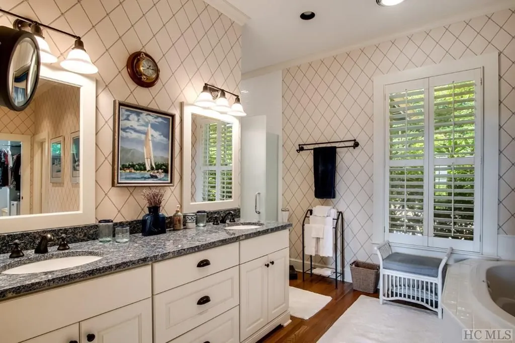 8 Yarrow Lane Glenville NC 28736