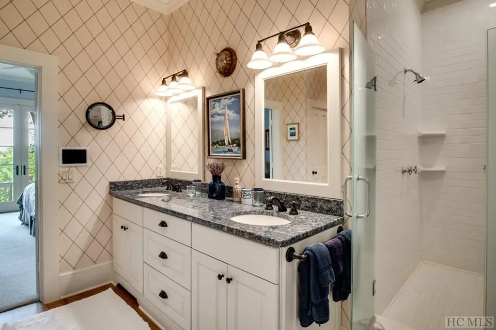 8 Yarrow Lane Glenville NC 28736