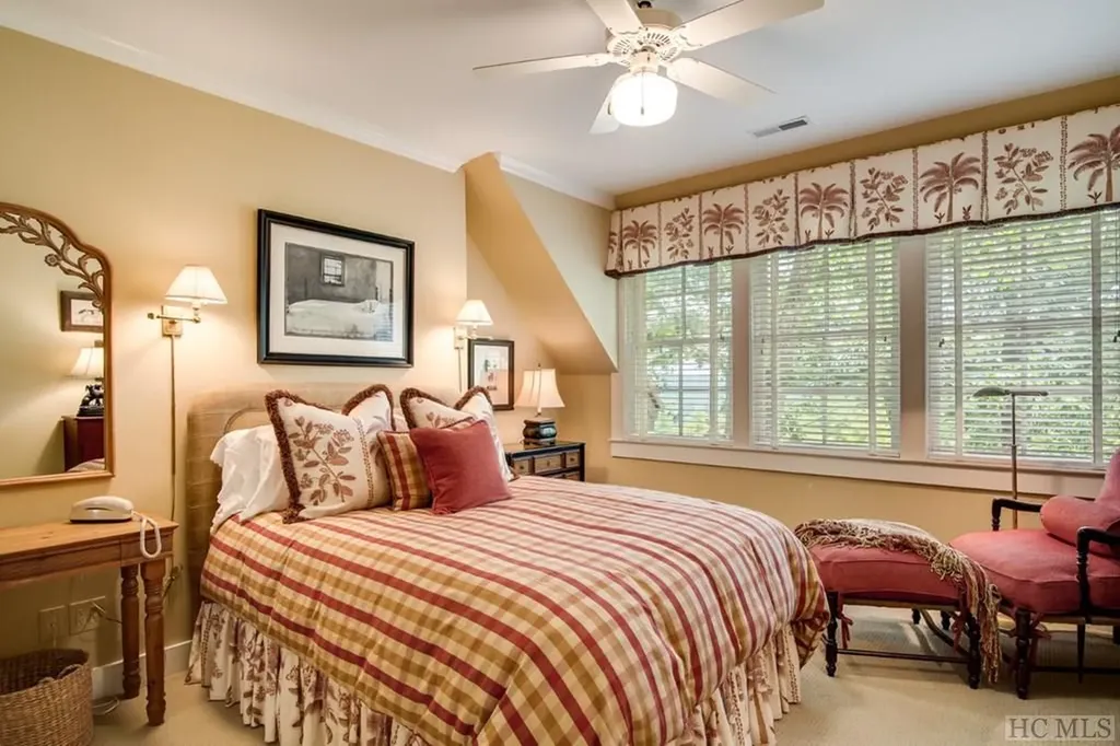 8 Yarrow Lane Glenville NC 28736