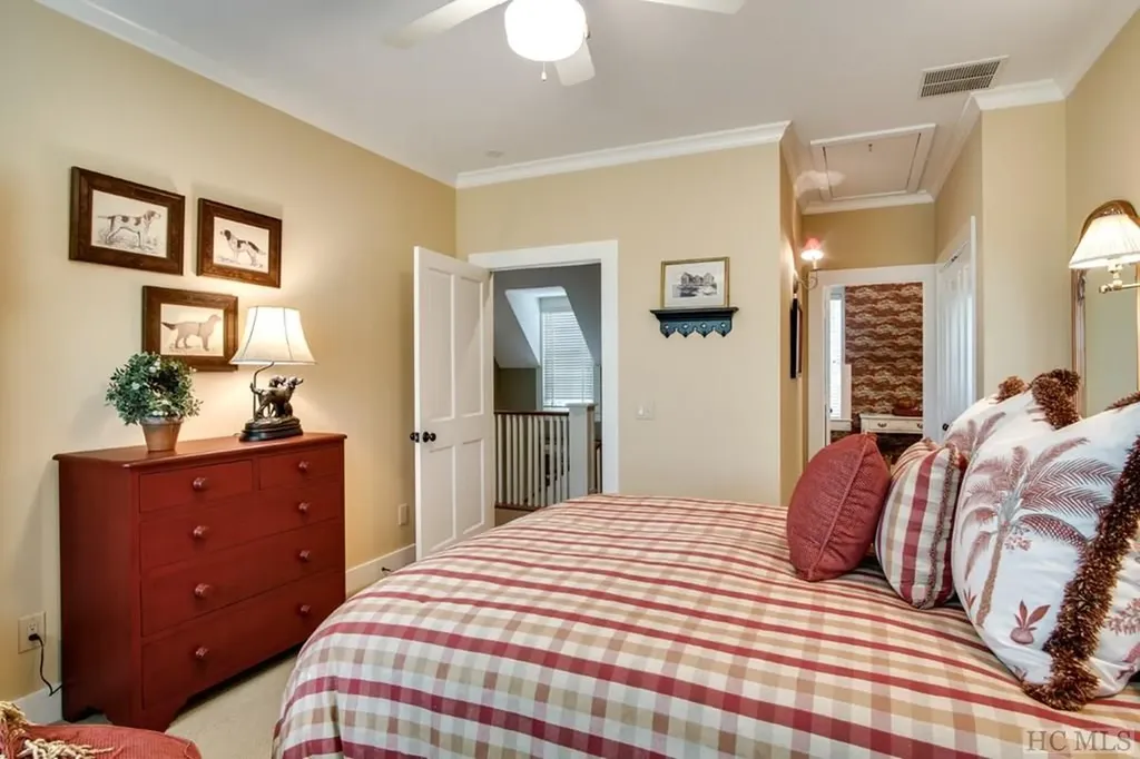 8 Yarrow Lane Glenville NC 28736