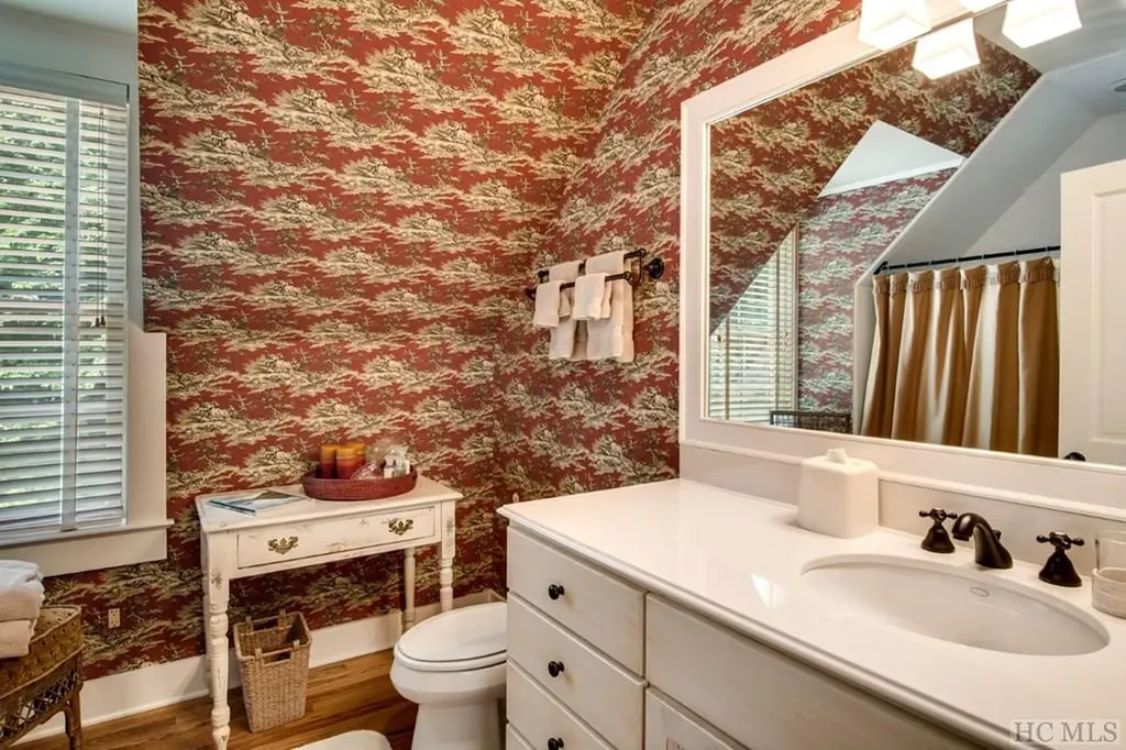 8 Yarrow Lane Glenville NC 28736
