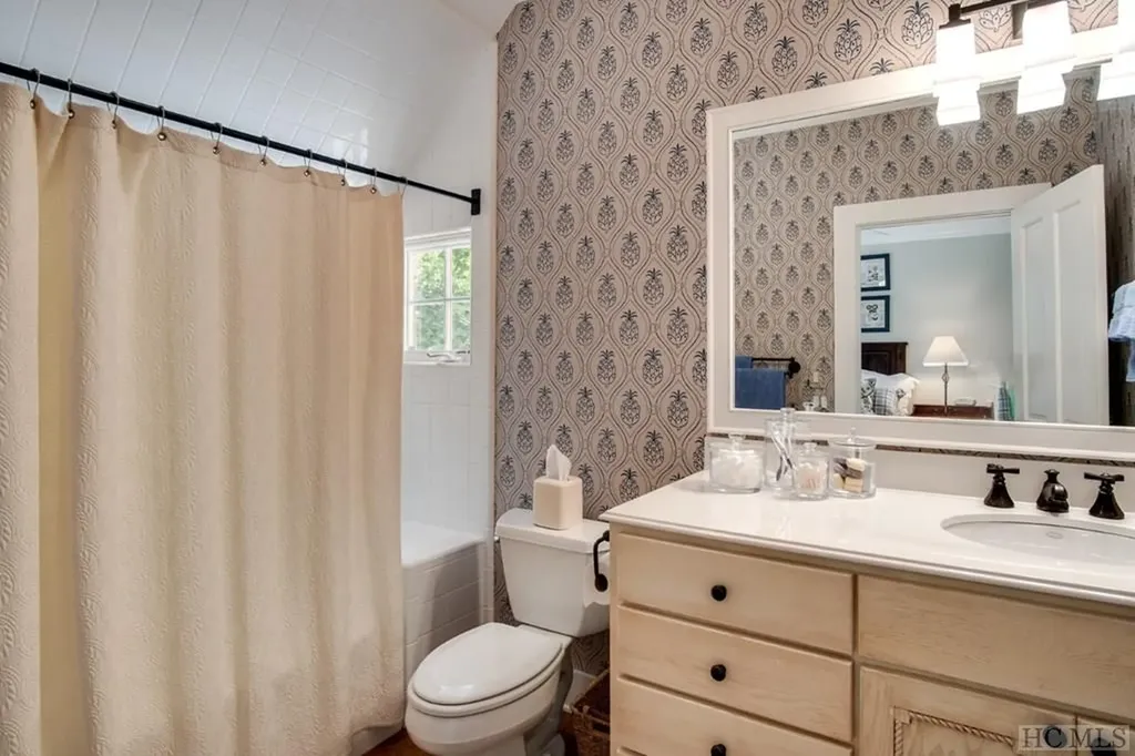 8 Yarrow Lane Glenville NC 28736