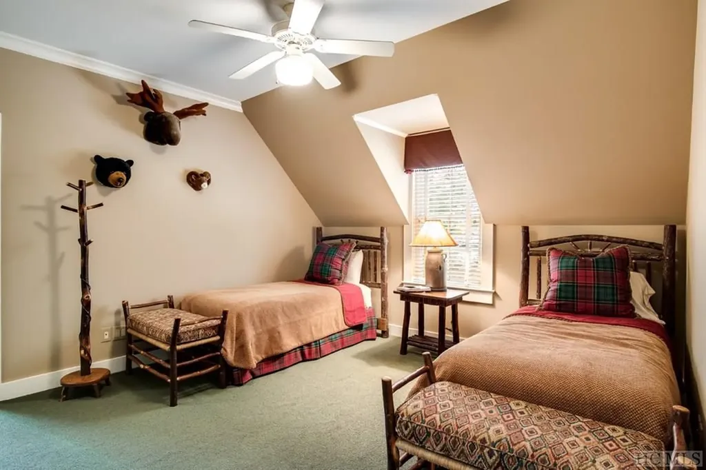 8 Yarrow Lane Glenville NC 28736