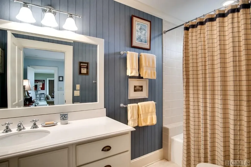 8 Yarrow Lane Glenville NC 28736
