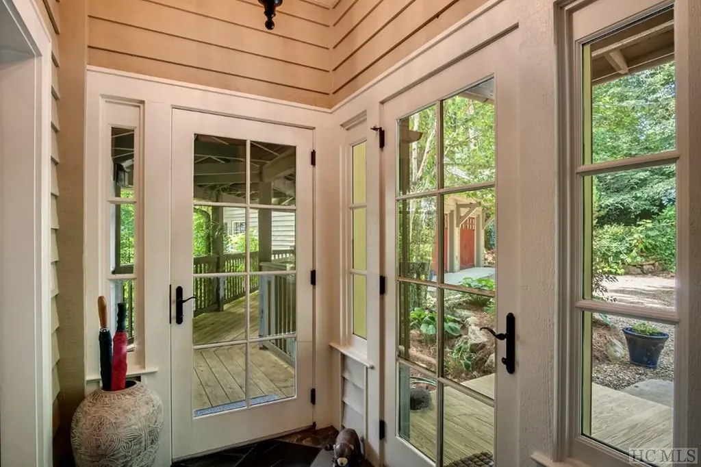 8 Yarrow Lane Glenville NC 28736