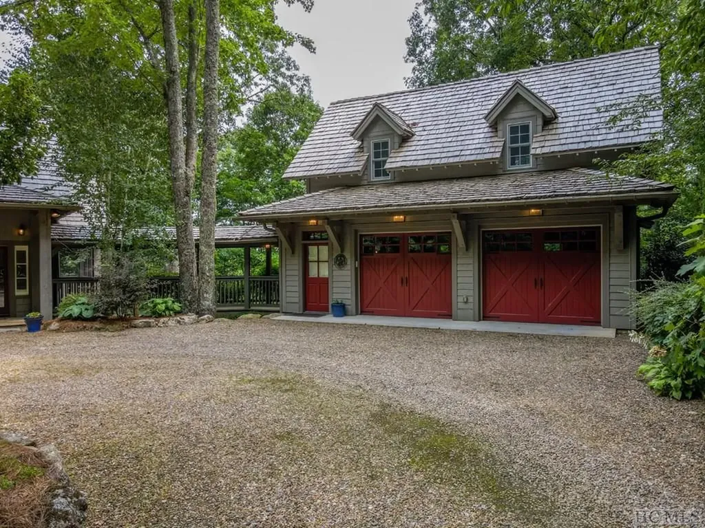 8 Yarrow Lane Glenville NC 28736