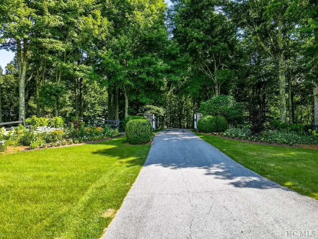8 Yarrow Lane Glenville NC 28736