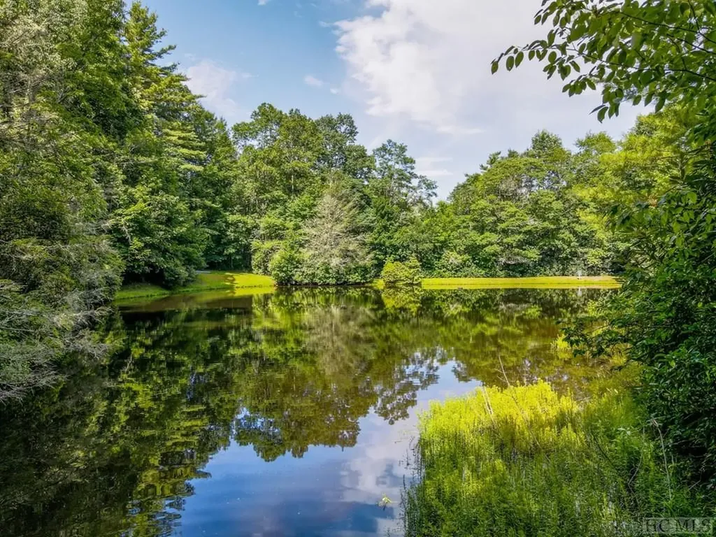 8 Yarrow Lane Glenville NC 28736
