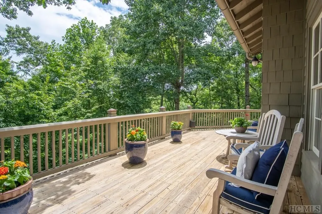 8 Yarrow Lane Glenville NC 28736