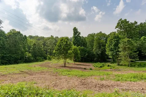 1517 Pilot Knob Road Glenville NC 28736