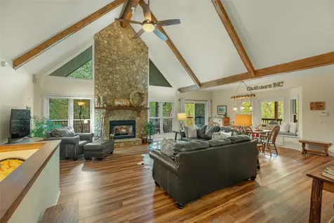 892 Buckberry Sapphire NC 28774