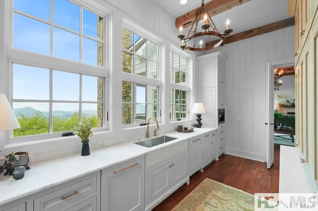 2808 Big Sheepcliff Road Cashiers NC 28717