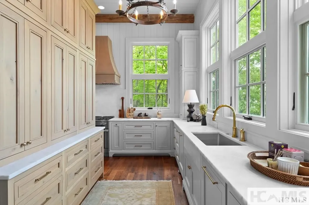 2808 Big Sheepcliff Road Cashiers NC 28717