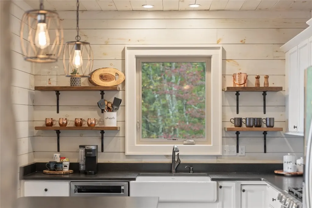 114 Settler's Rest Road Glenville NC 28736