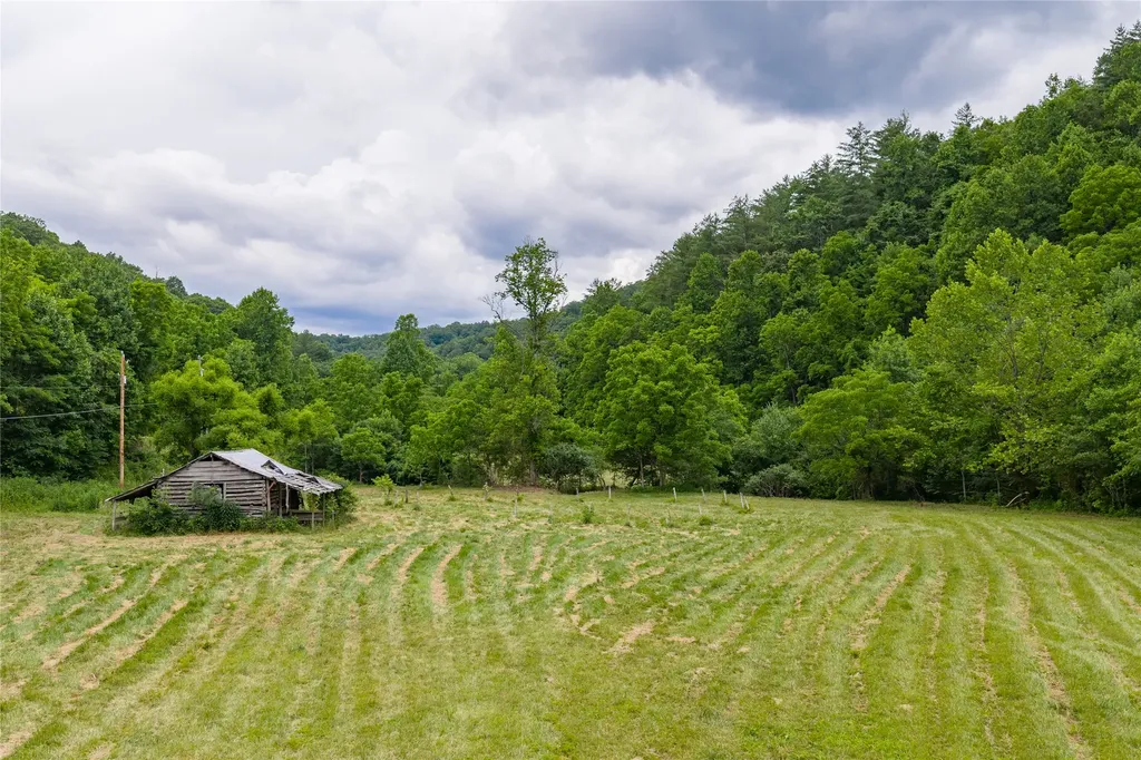 1152 Moses Creek Road Cullowhee NC 28723