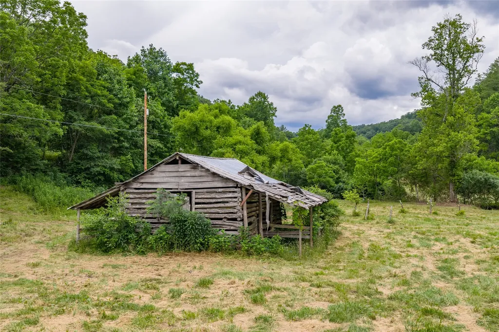 1152 Moses Creek Road Cullowhee NC 28723