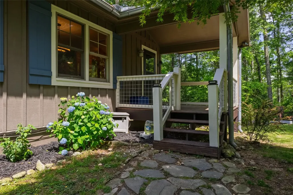 3050 N Highway 107 Cashiers NC 28736