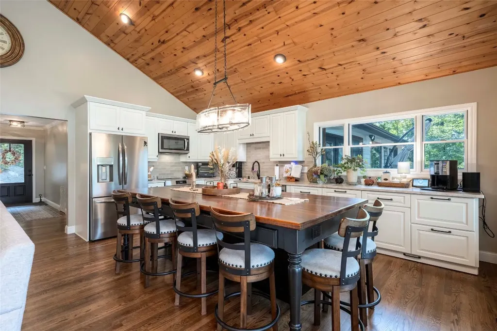 656 Far Away Hills Lake Toxaway NC 28747