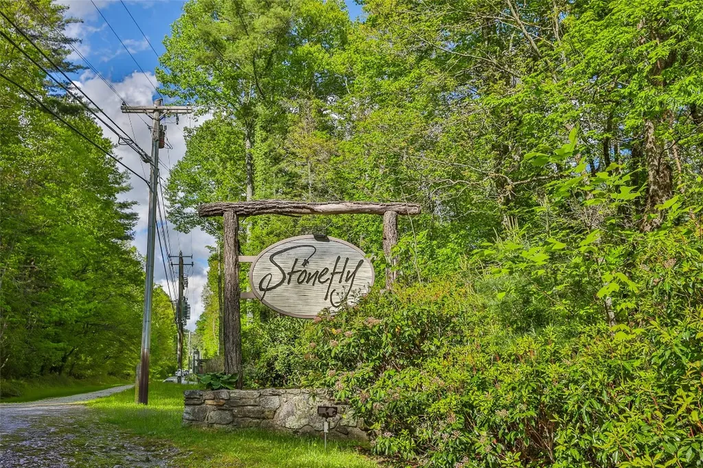 7 Crestwood Road Cashiers NC 28717