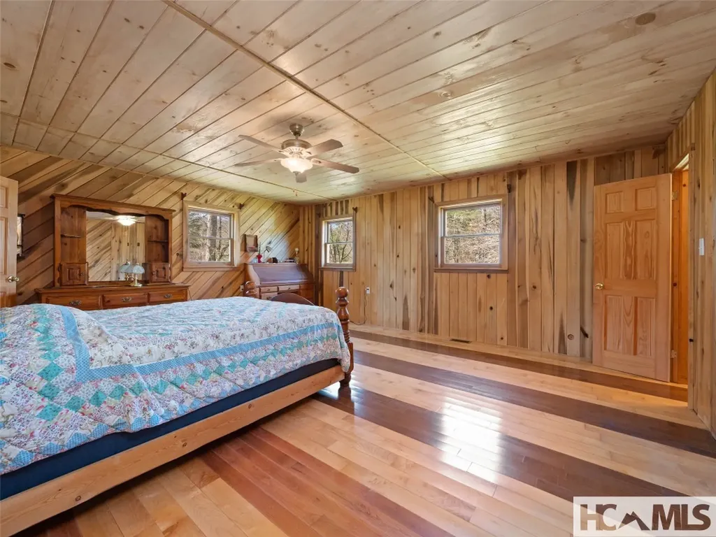 140 Hangin Dog Lane Lake Toxaway NC 28747