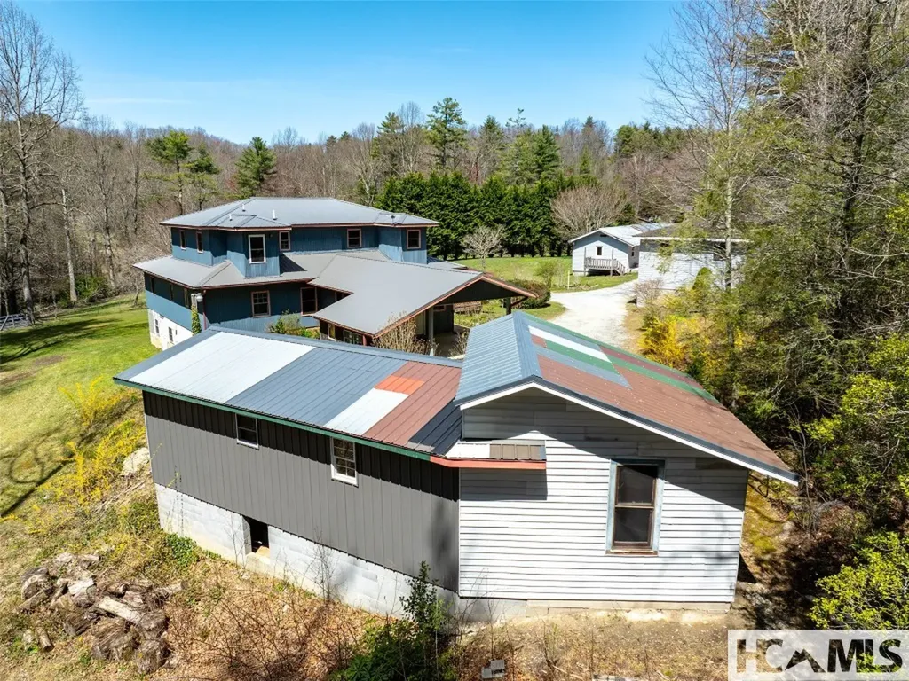 140 Hangin Dog Lane Lake Toxaway NC 28747