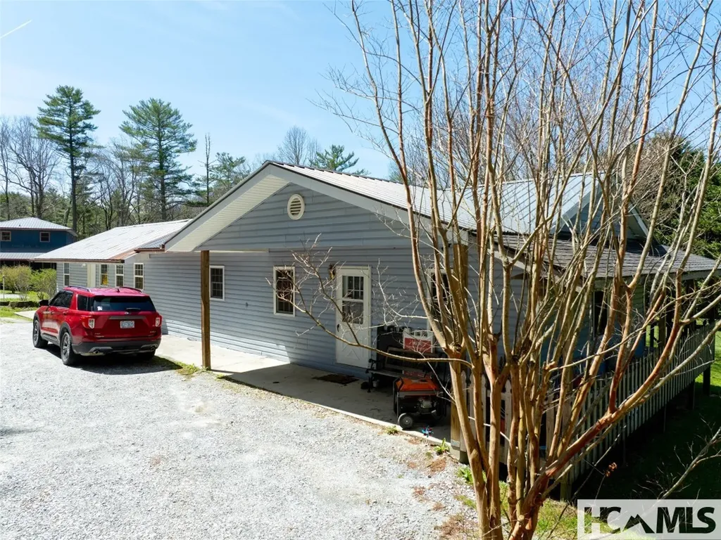 140 Hangin Dog Lane Lake Toxaway NC 28747