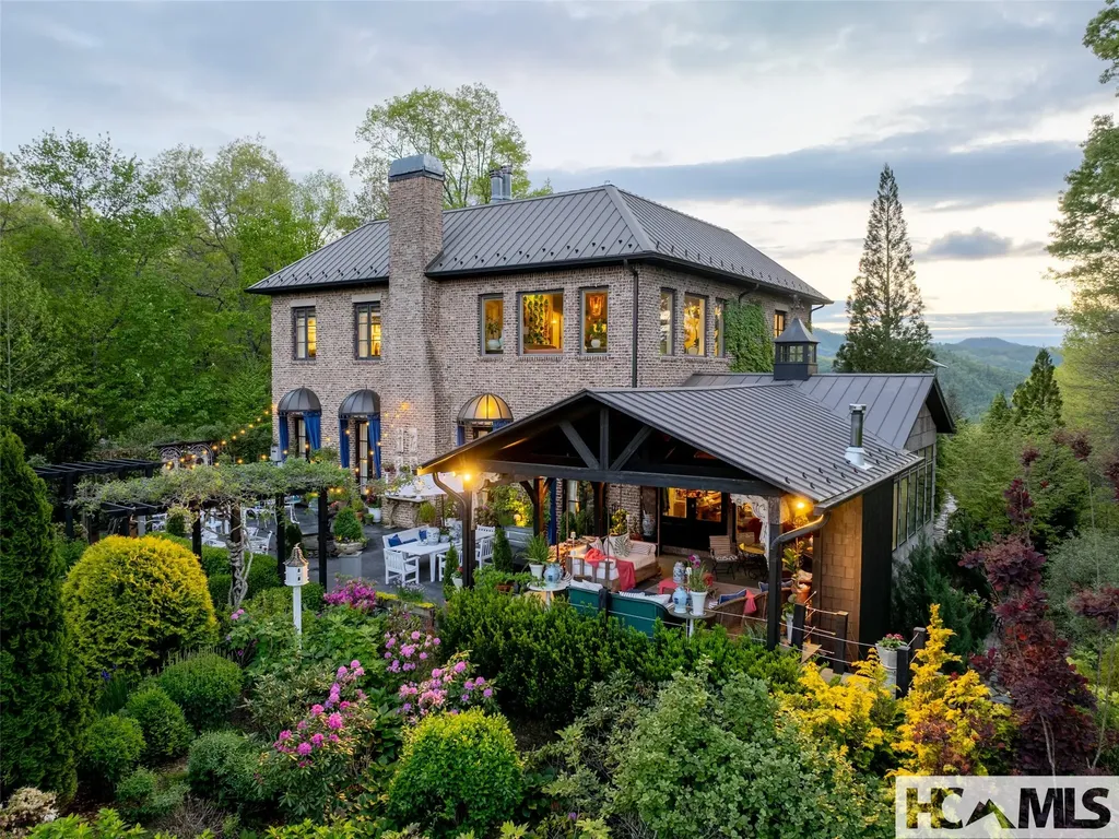 13084 Canada Road Tuckasegee NC 28783