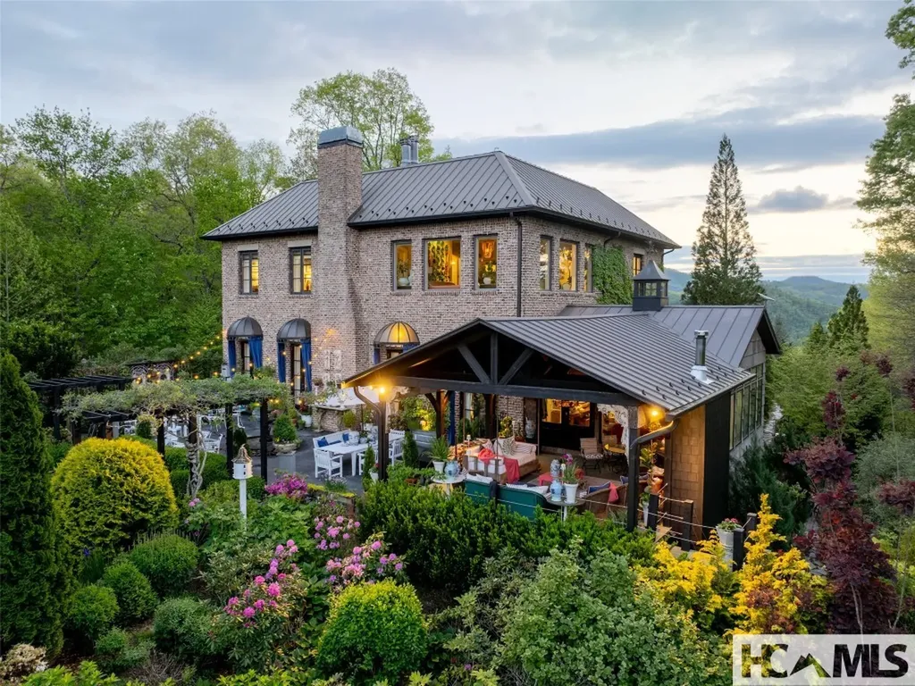 13084 Canada Road Tuckasegee NC 28783